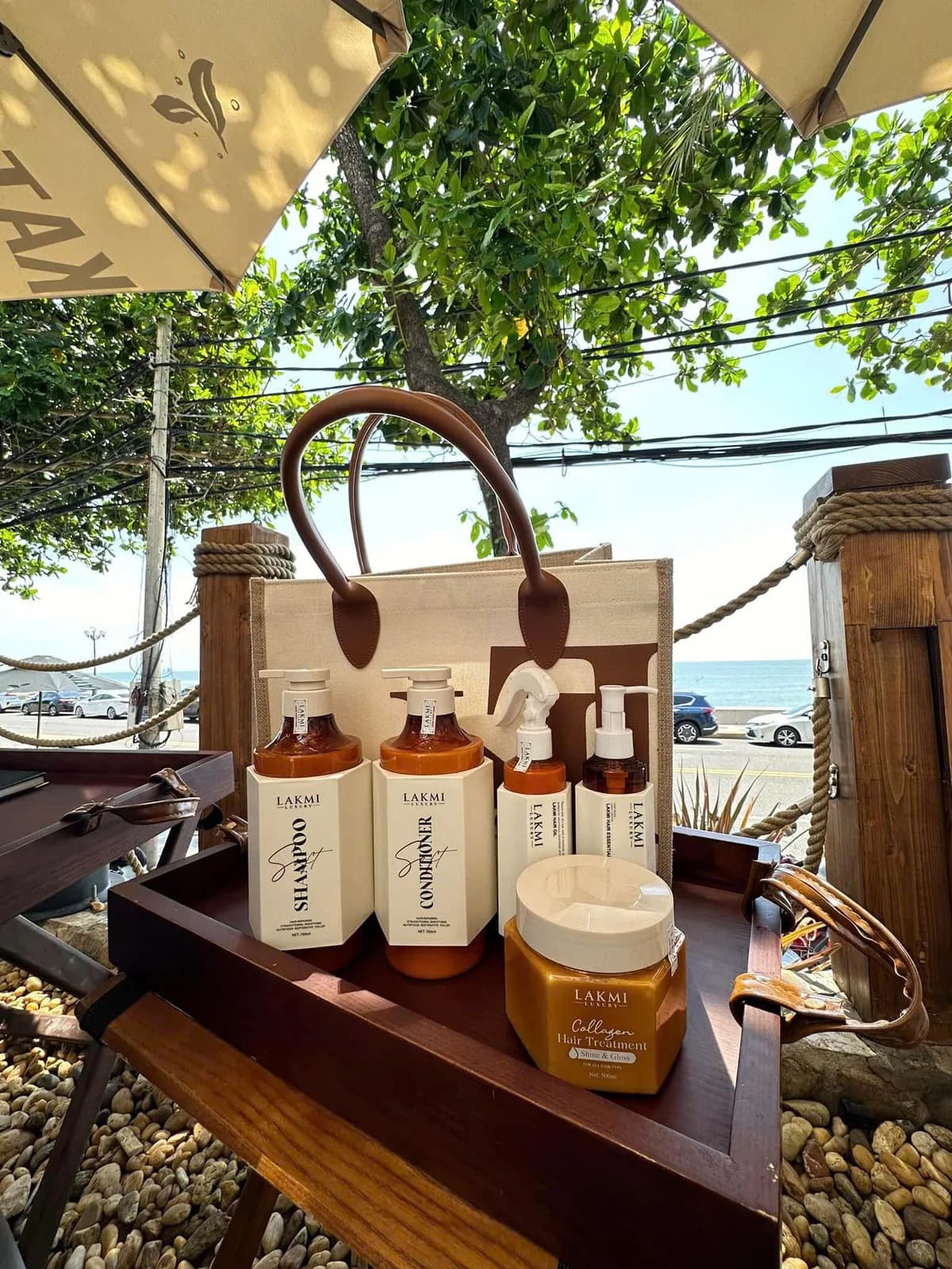 Bộ sản phẩm LAKMI Luxury bày trên bàn ngoài trời