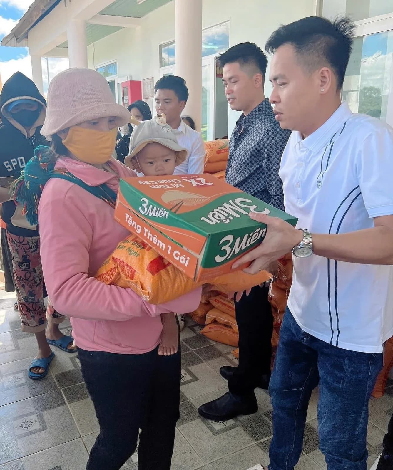Lương Kiên Cosmetics trao quà cho bà con có hoàn cảnh khó khăn