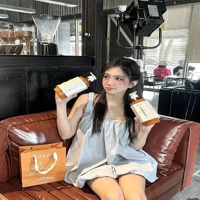Người mẫu cầm sản phẩm chăm sóc tóc LAKMI Luxury