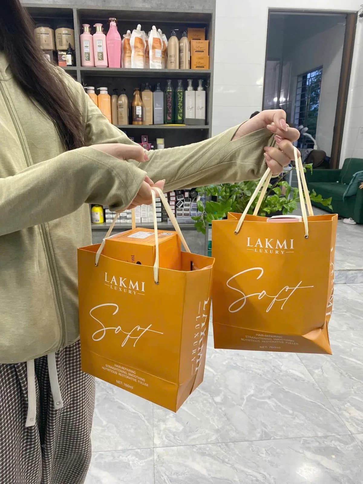 Khách hàng nhận túi quà sản phẩm LAKMI Luxury